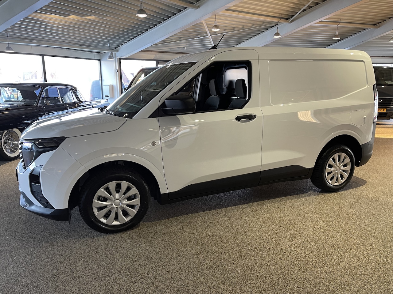 Ford Transit Courier - 1.0 EcoBoost Trend benzine grijs kenteken / zo goed als nieuw / fabrieksgarantie tot 07-03 - AutoWereld.nl