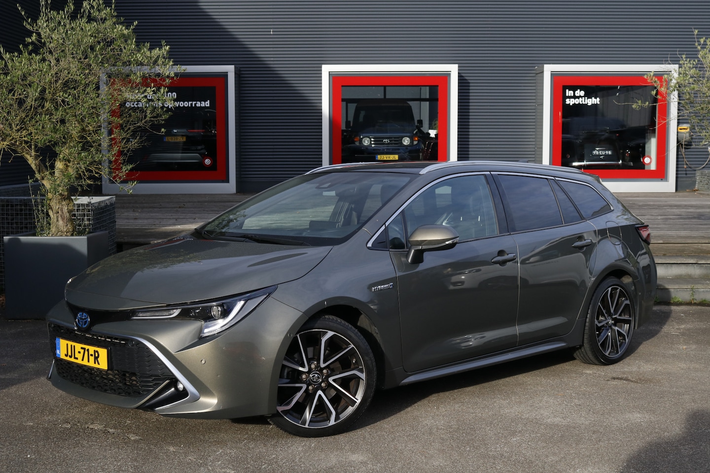 Toyota Corolla Touring Sports - 2.0 Hybrid Premium | Schuif -/ kanteldak | trekhaak | Zeer compleet | - AutoWereld.nl