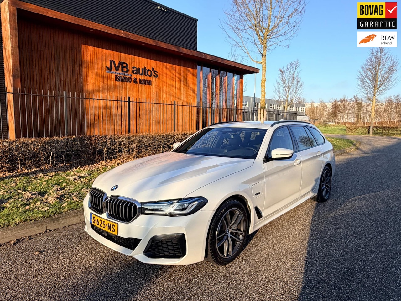 BMW 5-serie Touring - 530e SoH 92,5%, LCI M-sport, Laserlicht, trekhaak - AutoWereld.nl