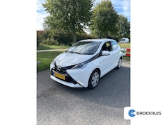 Toyota Aygo - 1.0 VVT-i x-play Airco | Camera | Navi | Leuke Auto |
