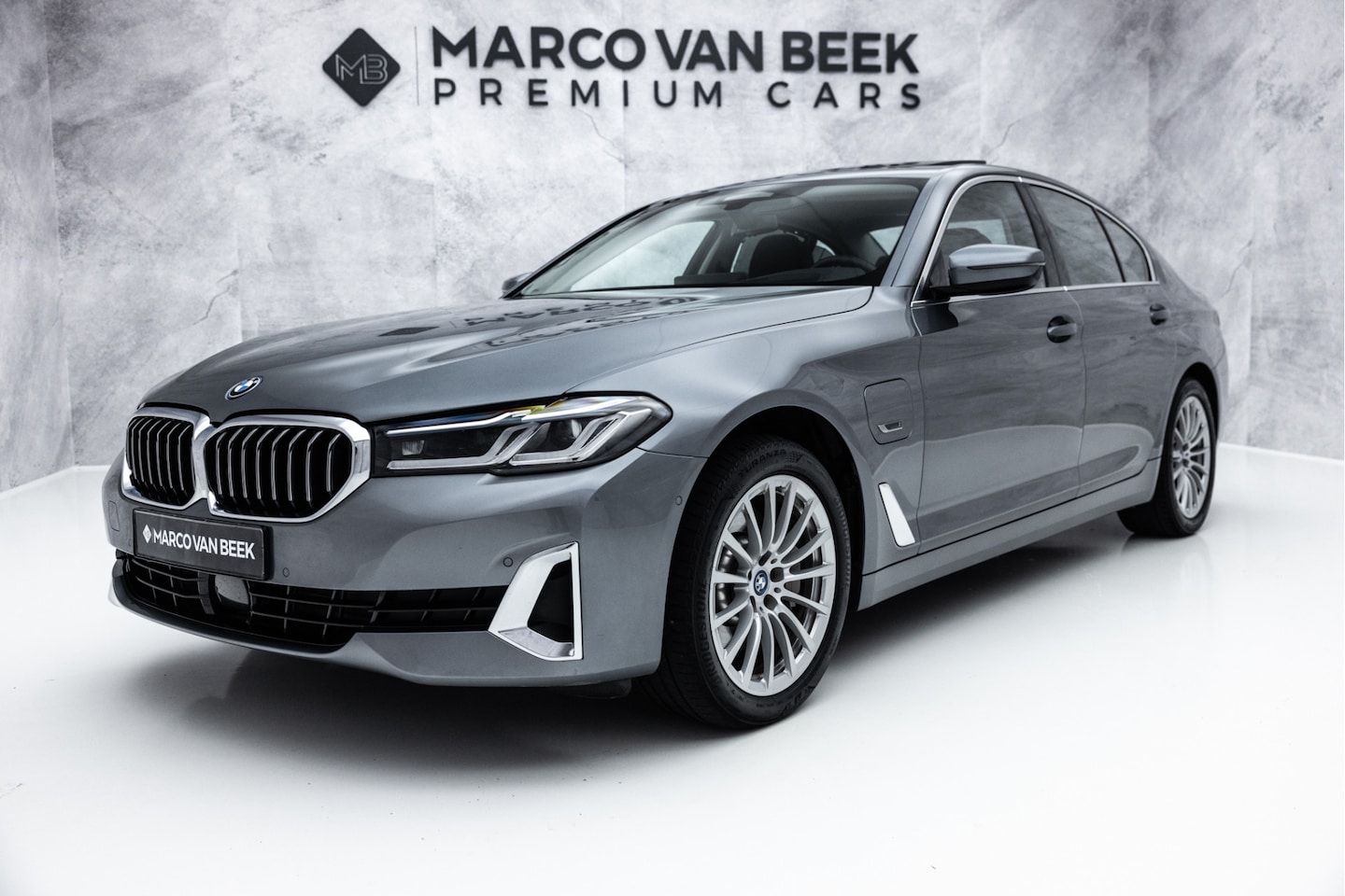 BMW 5-serie - 530e xDrive High Executive | Pano | Massage | Ventilatie | Soft-Close - AutoWereld.nl