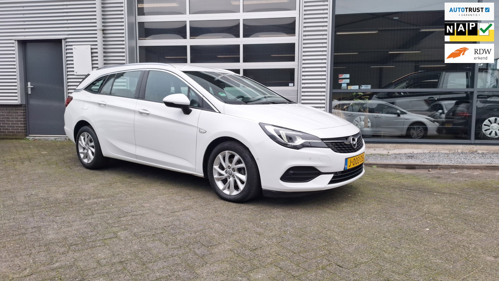 Opel Astra Sports Tourer - 1.2 Elegance/Nav/Digitaai dashb/Camera/sport stoelen/Trekhaak/Enz - AutoWereld.nl