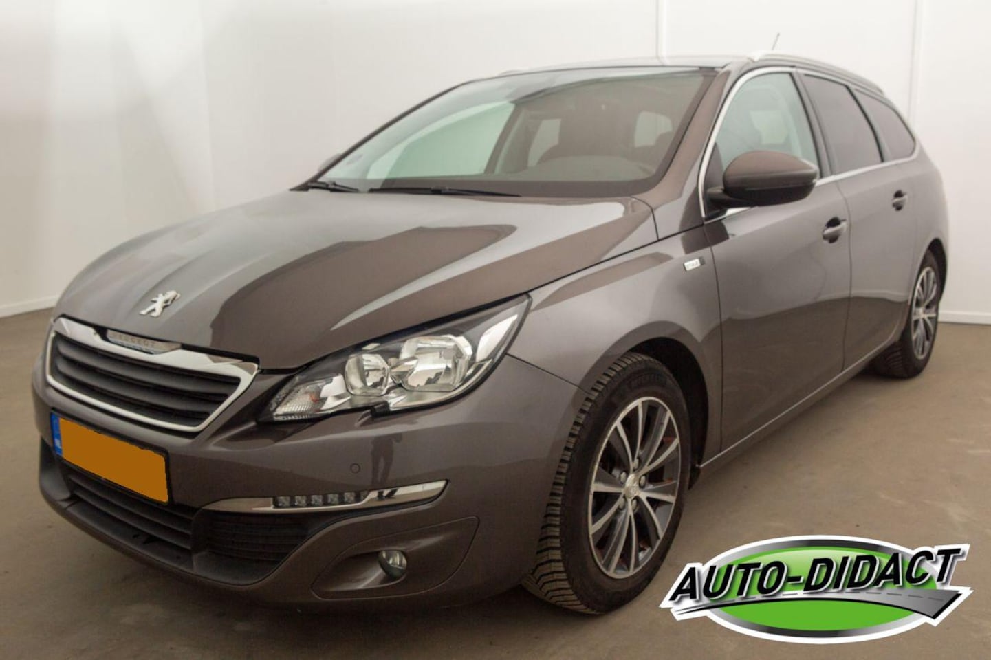 Peugeot 308 SW - 1.2 PureTech Clima Navi Pano Style - AutoWereld.nl