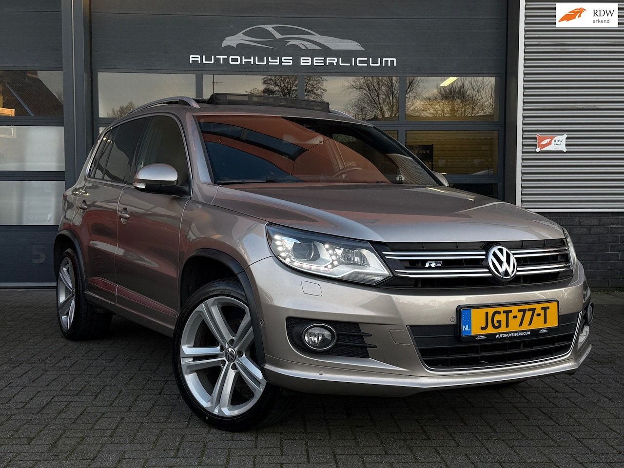 Volkswagen Tiguan - 2.0 TSI 4Motion R-Line Pano Camera PDC Navi Lane Assist - AutoWereld.nl