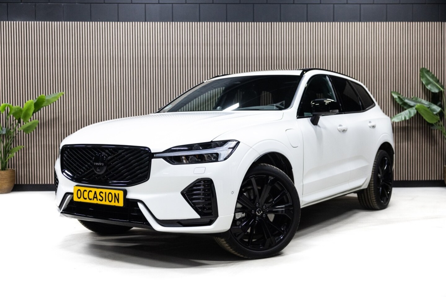Volvo XC60 - T8 Ultra Black Edition AWD Facelift | Massage | Luchtvering | B& - AutoWereld.nl