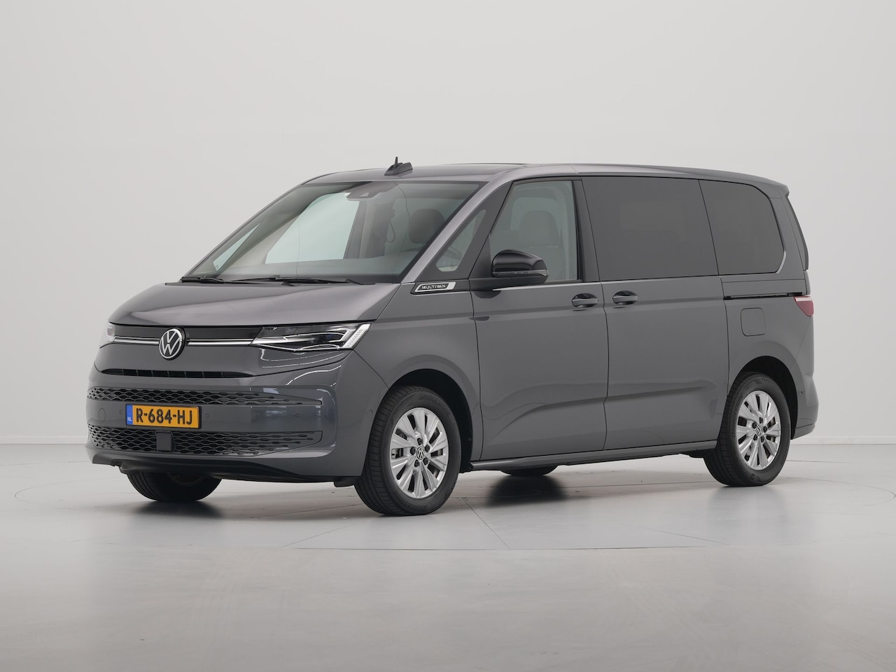 Volkswagen Multivan - 1.4 eHybrid 218pk L1H1 Life Panorama dak trekhaal el. schuifdeuren - AutoWereld.nl