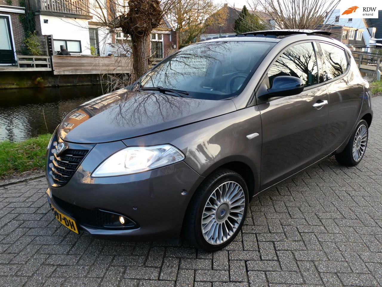 Lancia Y(psilon) - Ypsilon 0.9 Platinum 86pk Automaat Clima Leder Schuifdak 145.000km. - AutoWereld.nl