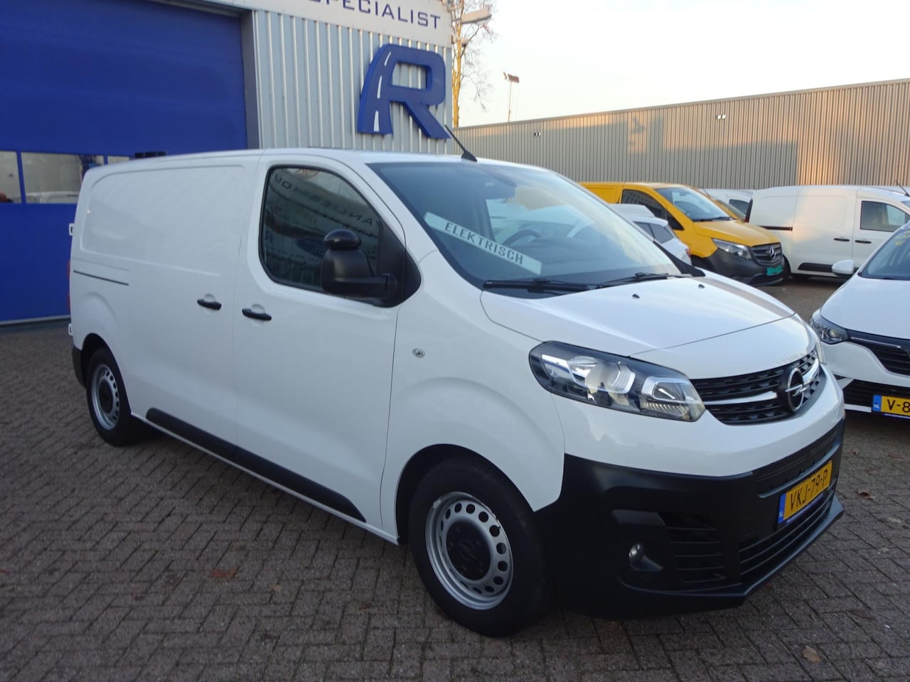 Opel Vivaro-e - L2H1 75 kWh 100 % Elektrisch S.O.H. 85% AIRCO NAVIGATIE 3 PERSOONS - AutoWereld.nl