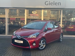 Toyota Yaris - 1.5 Full Hybrid Trend | Navigatie, Lichtmetalen velgen, Safety sense, Rood metallic, Cruis