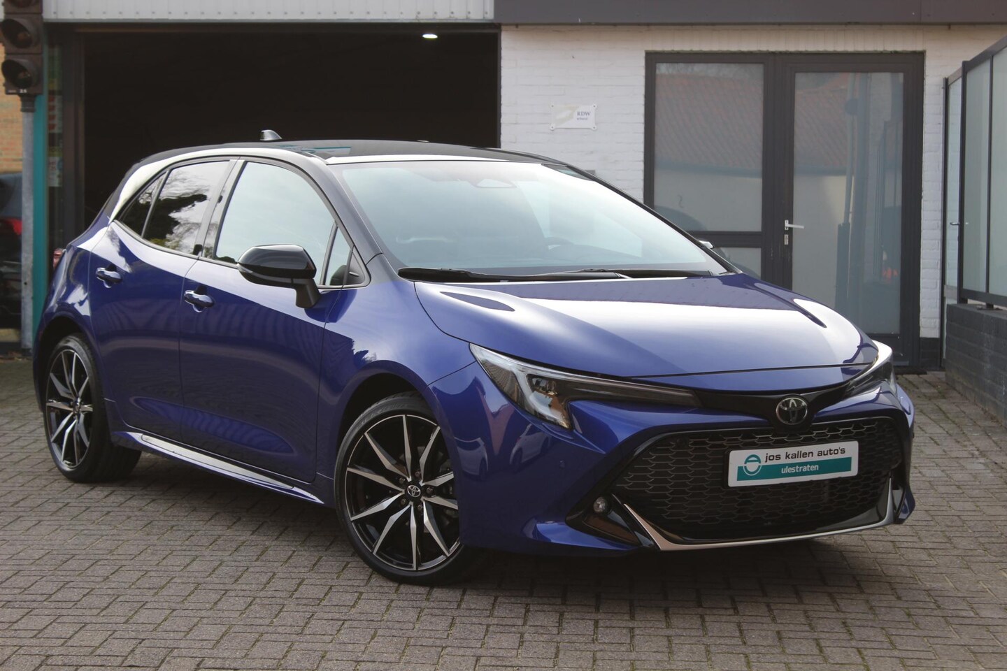 Toyota Corolla - Hybrid 140 GR Sport Bi Tone Navigatie, BSM, Apple Carplay / Android Auto, NIEUW!!! - AutoWereld.nl