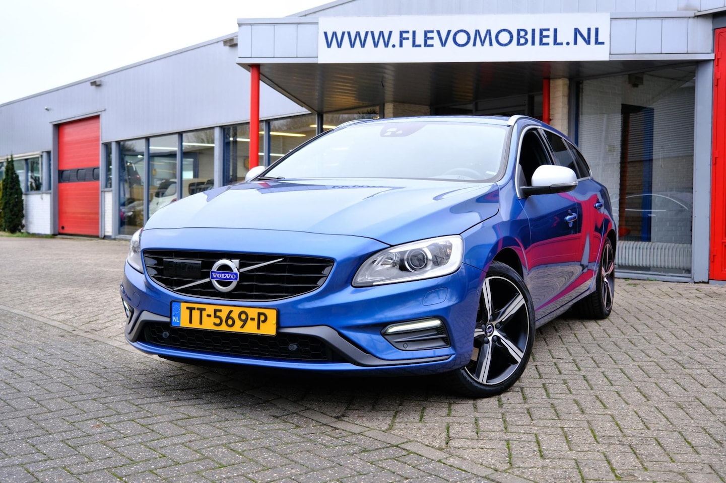 Volvo V60 - 2.0 T4 190pk Business Sport Aut. Pano|Leder|Xenon|Navi|ParkAssist - AutoWereld.nl