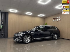 Volkswagen Passat Variant - 1.5 TSI Elegance Business R * Automaat / Panoramadak / Afn. Trekhaak / NL Auto