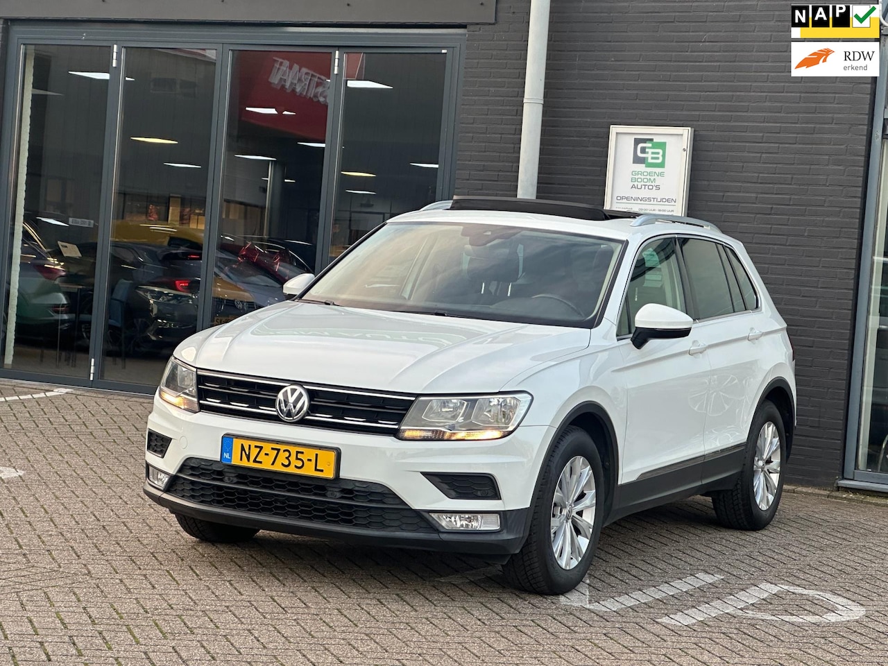 Volkswagen Tiguan - 1.4 TSI ACT Comfortline Business/PANO-DAK/CARPLAY/NAVI/NETTE STAAT!! - AutoWereld.nl