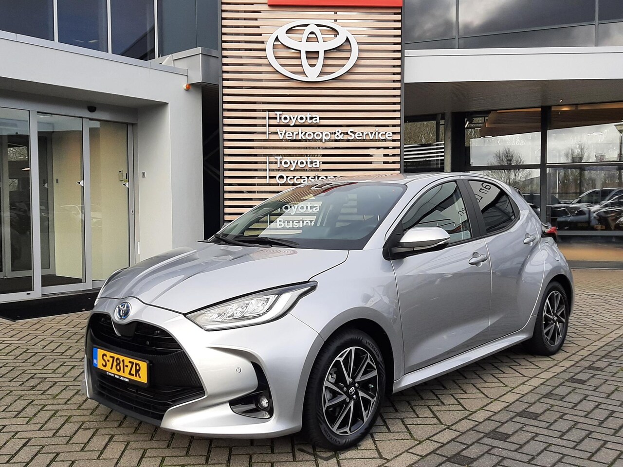 Toyota Yaris - 1.5 Hybrid STYLE BLIND SPOT KEYLESS STOELVERW PARK-SENSOREN APPLE/ANDROID PRIVACY GLASS - AutoWereld.nl