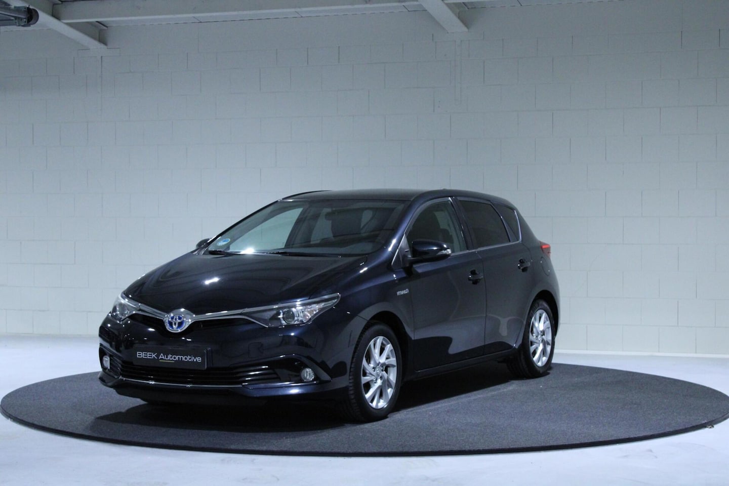 Toyota Auris - 1.8 Hybrid Dynamic | Stoelverwarming | Panorama - AutoWereld.nl