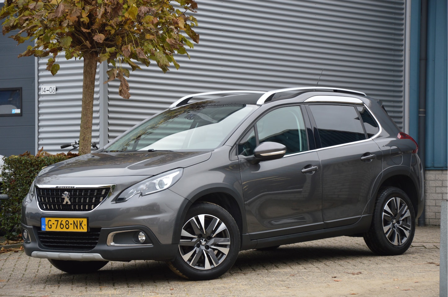 Peugeot 2008 - 1.2 PureTech Allure AUTOMAAT | PANORAMADAK | CLIMA | CAMERA | NAVIGATIE - AutoWereld.nl