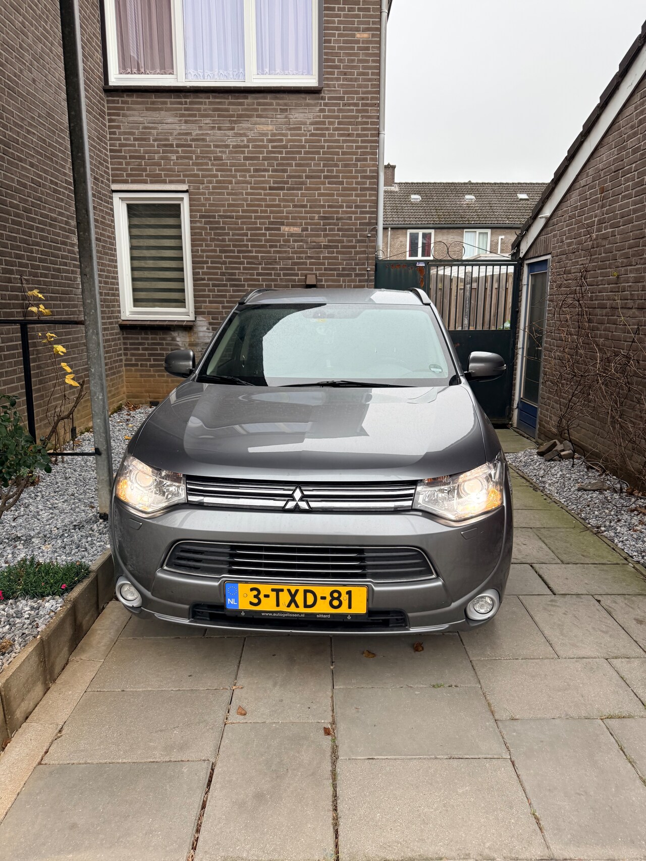 MITSUBISHI OUTLANDER