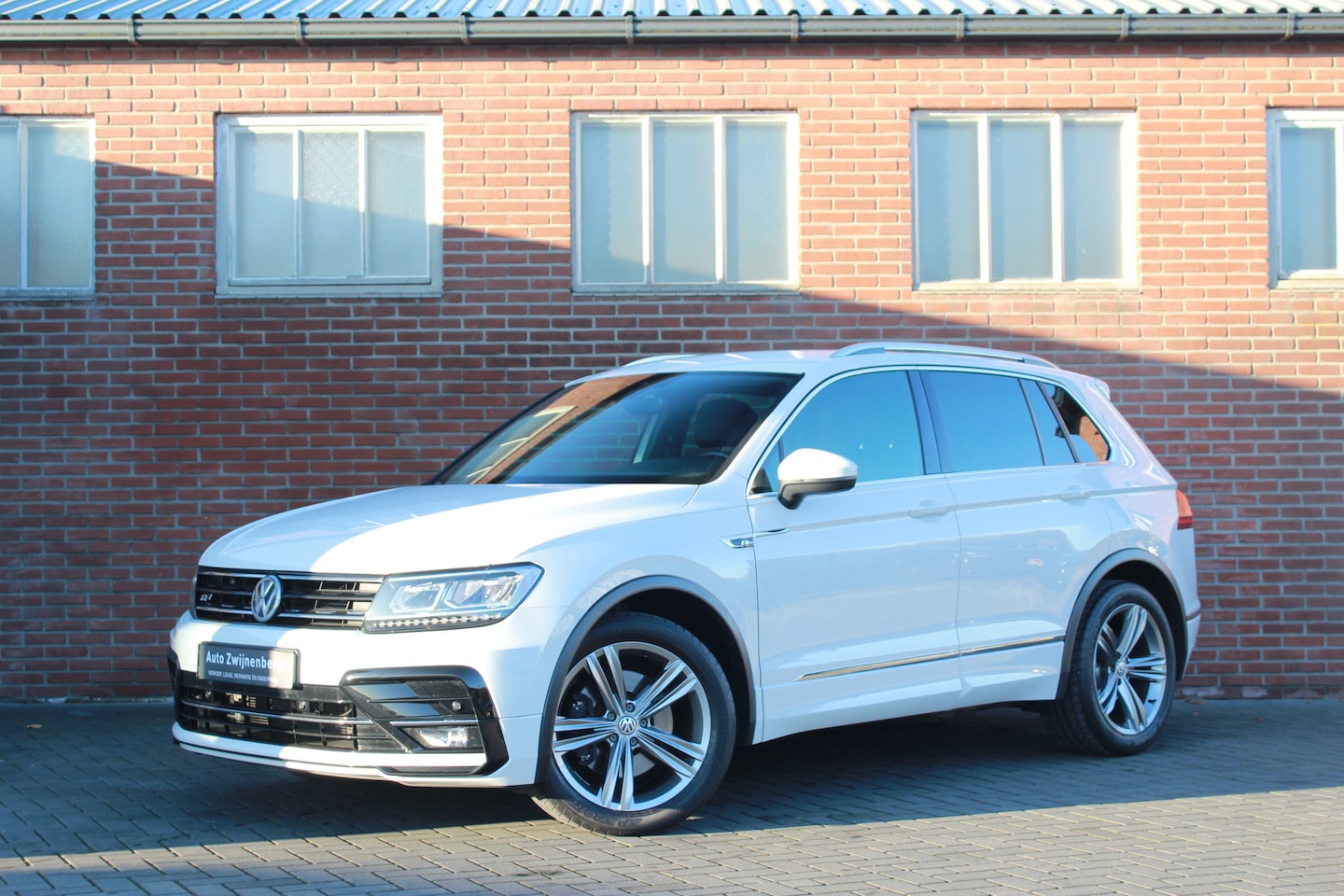 Volkswagen Tiguan - 2.0 TSI 4Motion R-line | ACC | Stoelverwarming | - AutoWereld.nl