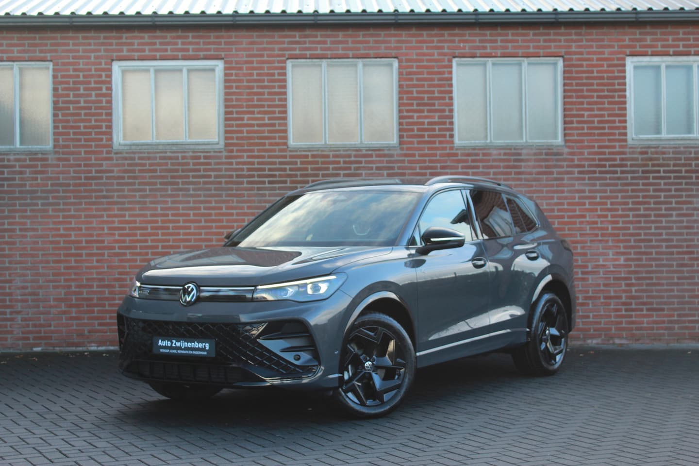 Volkswagen Tiguan - 2.0 TDI R-line | Trekhaak | 360 | Black style | - AutoWereld.nl