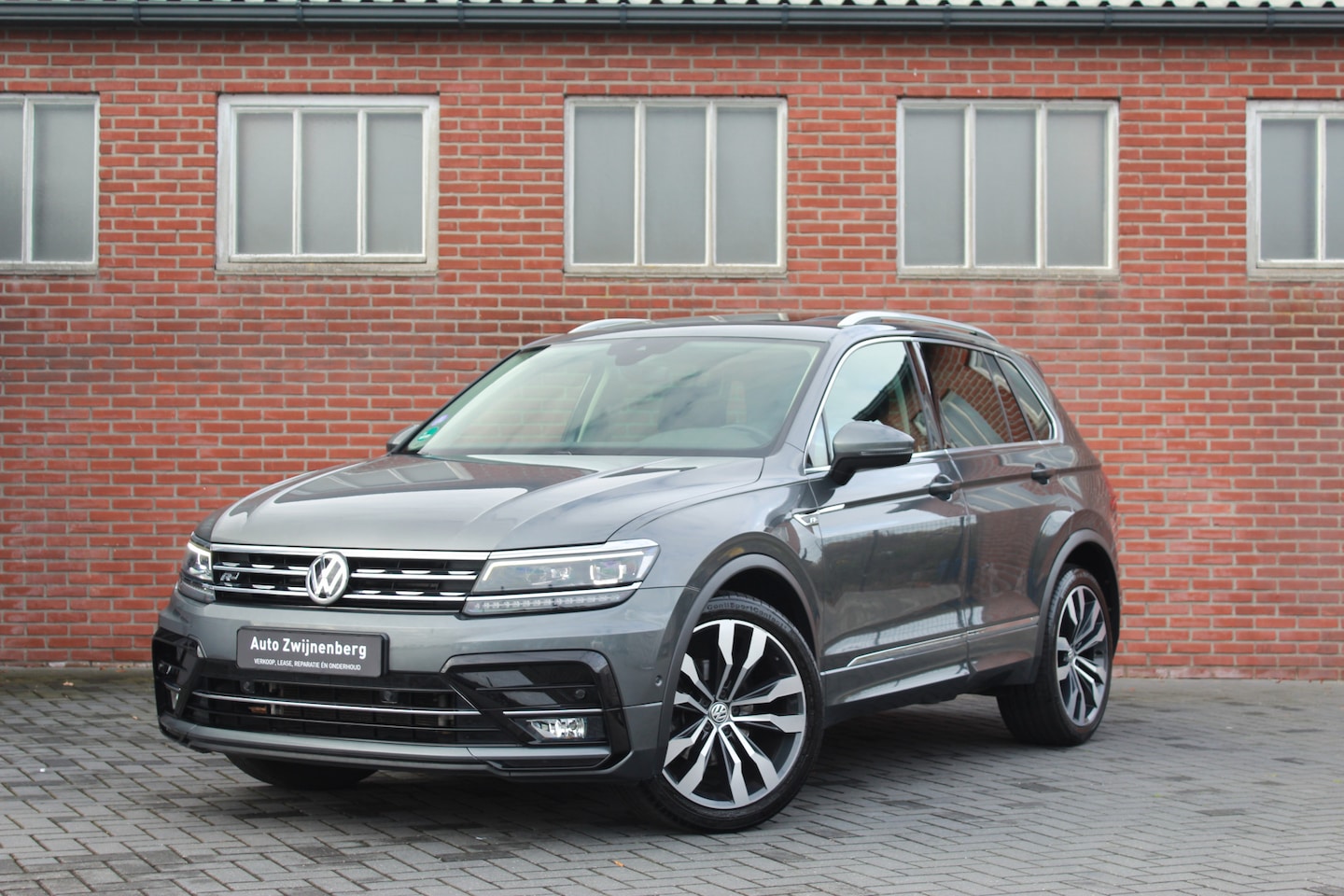 Volkswagen Tiguan - 1.5 TSI ACT Highline Business R | Pano | Trekhaak | Automaat | - AutoWereld.nl