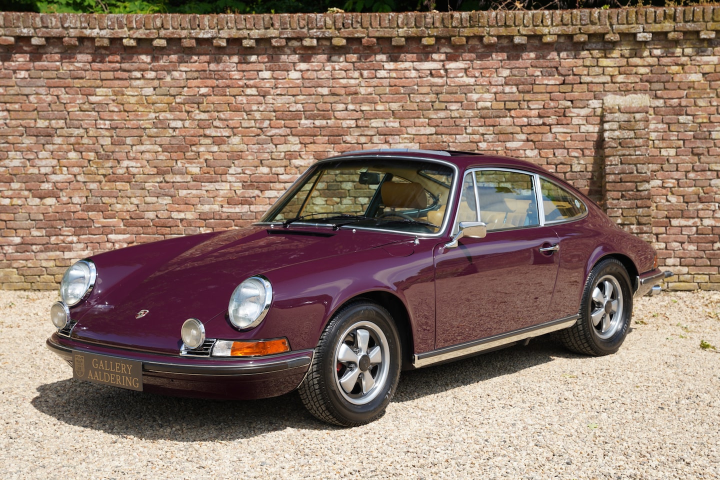 Porsche 911 - Urmodell 2.4 E Ölklappe Ordered new from the factory with the leather-trimmed four-bar ste - AutoWereld.nl