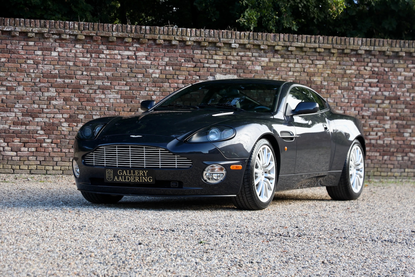 Aston Martin V12 Vanquish - 5.9 "11.800 Miles" Presented in "Snow Shadow Grey" with the 2+2 interior with quilted Alca - AutoWereld.nl