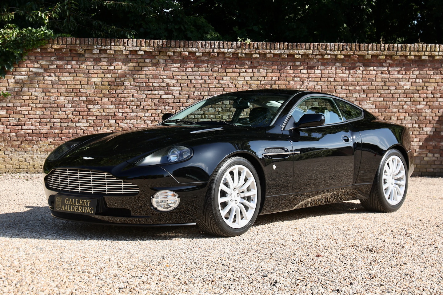 Aston Martin V12 Vanquish - "Low mileage" Executed in deep "Bowland Black over Charcoal" interior with alloy veneer, A - AutoWereld.nl