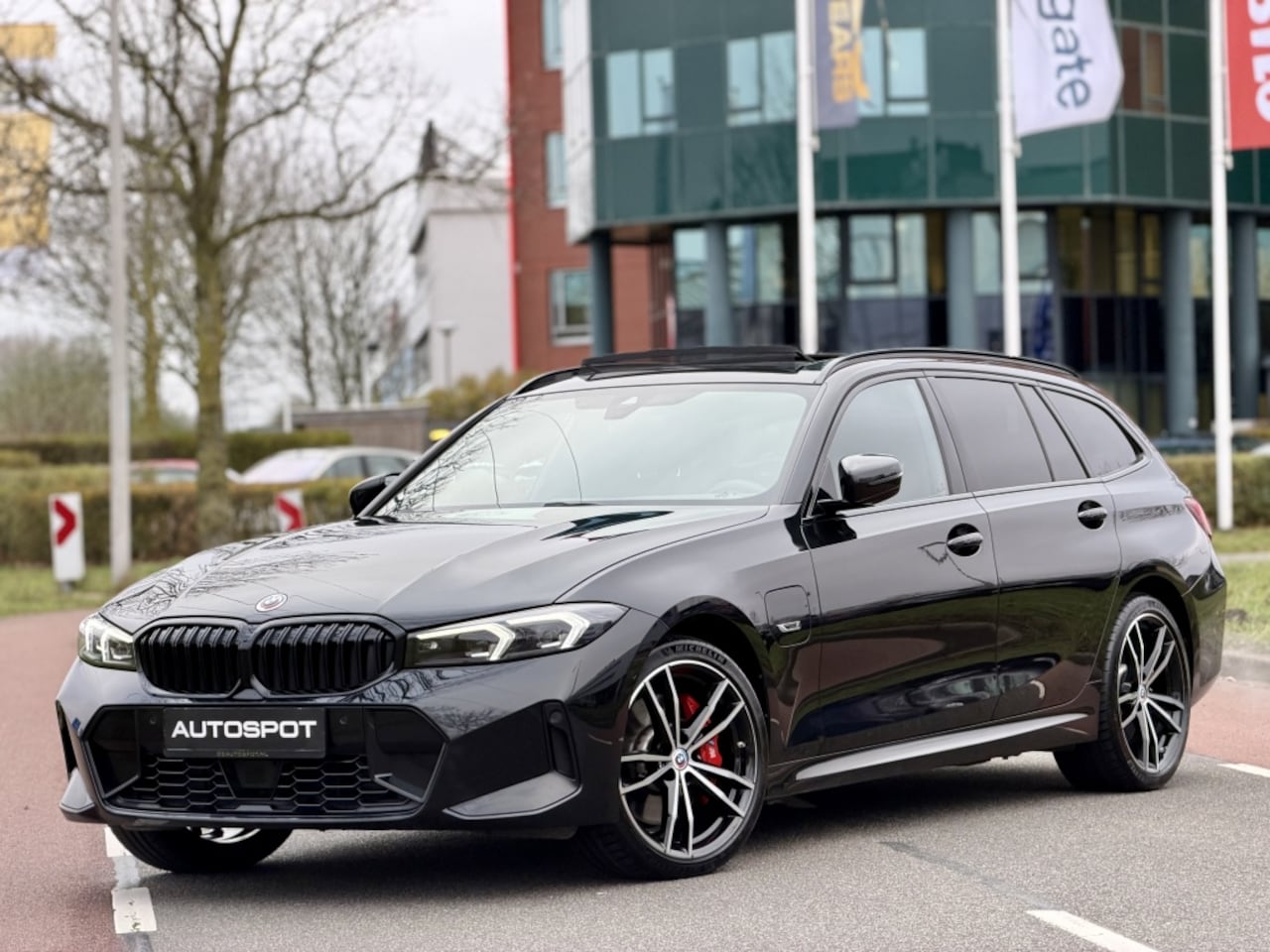 BMW 3-serie Touring - 330e M-Sport Pano H&K ACC Trekhaak - AutoWereld.nl