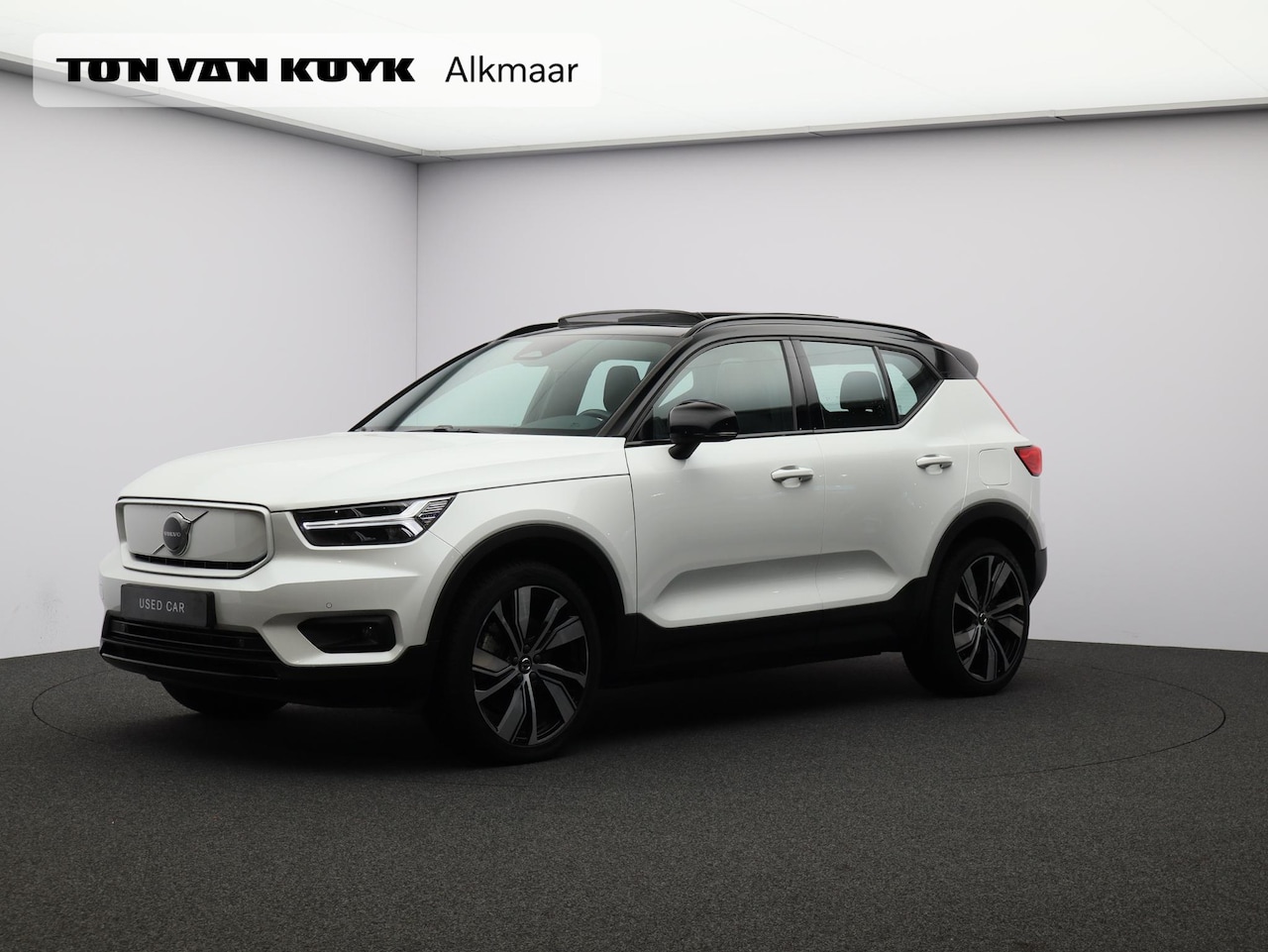 Volvo XC40 - Recharge P8 AWD R-Design / Trekhaak / Panoramadak / Lederen Bekleding / 20" Wielen / Stoel - AutoWereld.nl