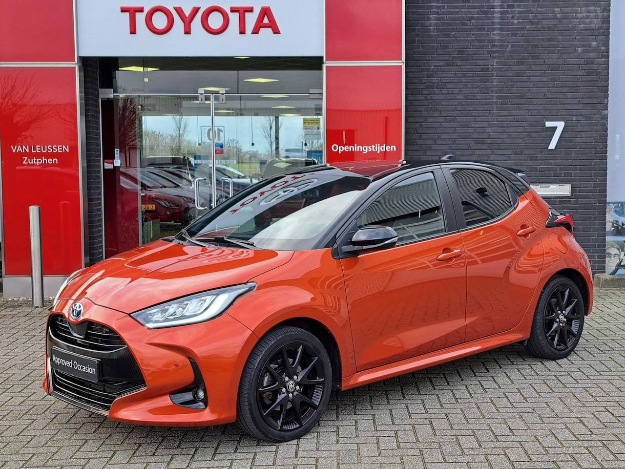 Toyota Yaris - 1.5 Hybrid Executive HEAD-UP PDC VOOR EN ACHTER STOELVERWARMING LUXE BEKLEDING - AutoWereld.nl