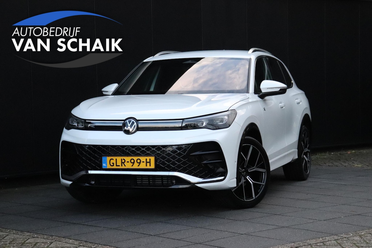 Volkswagen Tiguan - 1.5 eTSI R-Line Business | MASSAGE | STOEL/STUURVERW. | 360° CAMERA | CRUISE | NAVI | - AutoWereld.nl