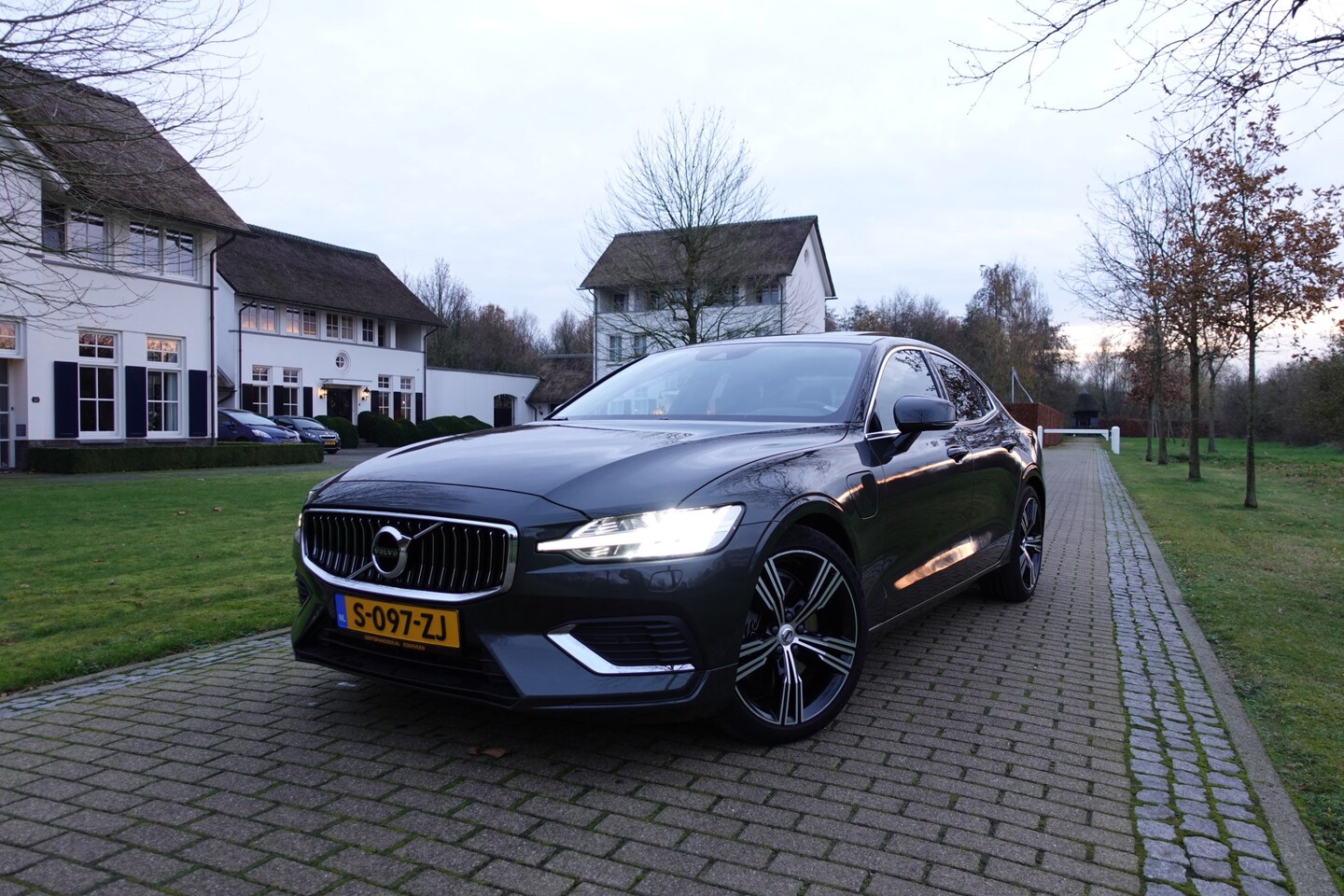 Volvo S60 - 2.0 T8 AWD Twin Engine R-Design | Harman Kardon | Pano | Head-up | BLIS | Camera | Memory - AutoWereld.nl