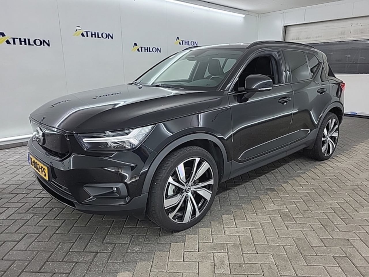 Volvo XC40 - P8 408pk AWD 78kWh R-Design [ TREKHAAK+WARMTEPOMP+PANO+STOEL/STUURWIELVERWARMING ] - AutoWereld.nl