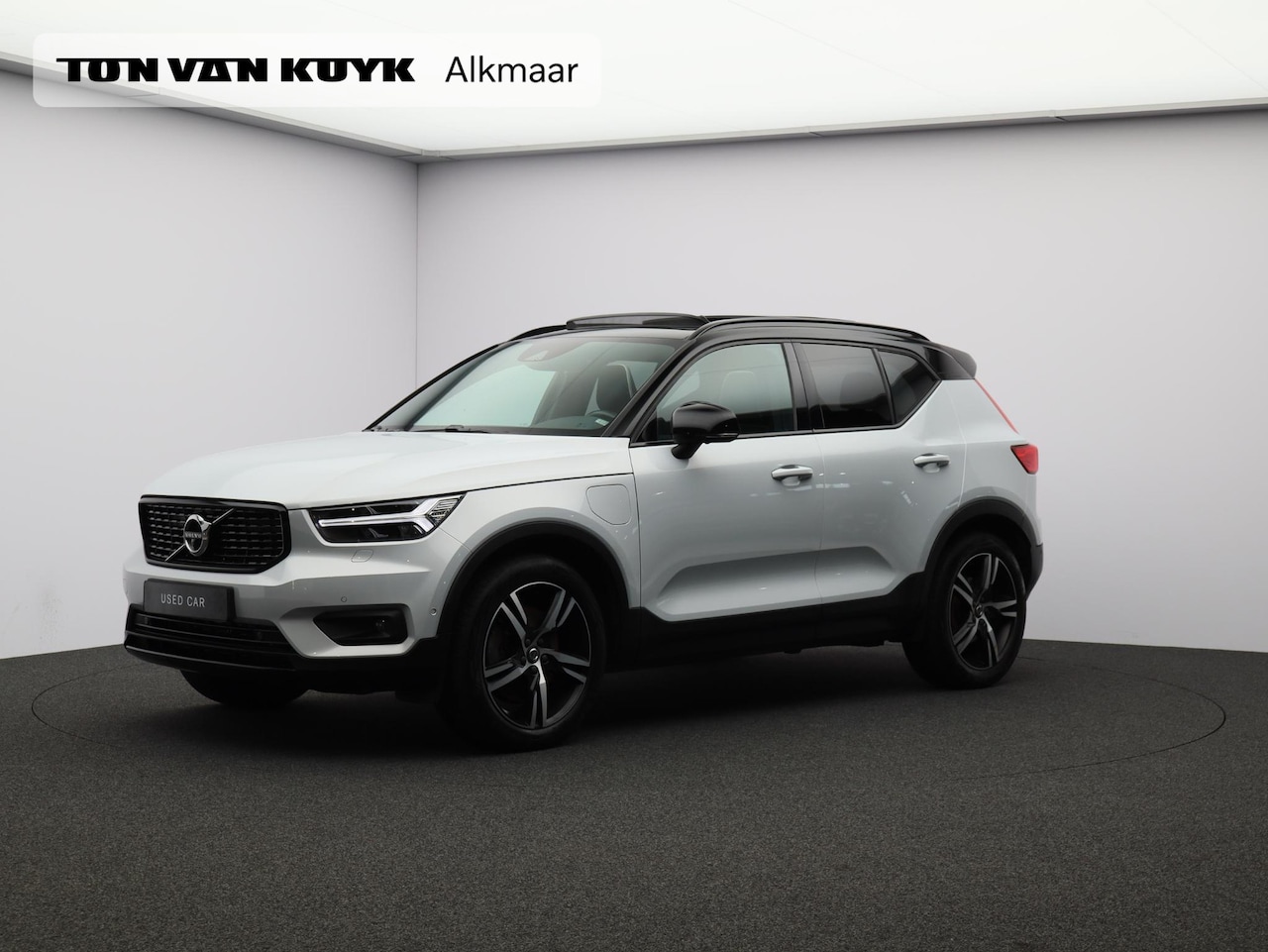 Volvo XC40 - T5 Twin Engine R-Design / Pan. dak / Trekhaak / 360 camera / Harman Kardon / Stoelverwarmi - AutoWereld.nl