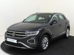 Volkswagen T-Roc - 1.5 TSI Style | Achteruitrijcamera | Parkeerassistent | Dodehoek detectie | Keyless | Adap
