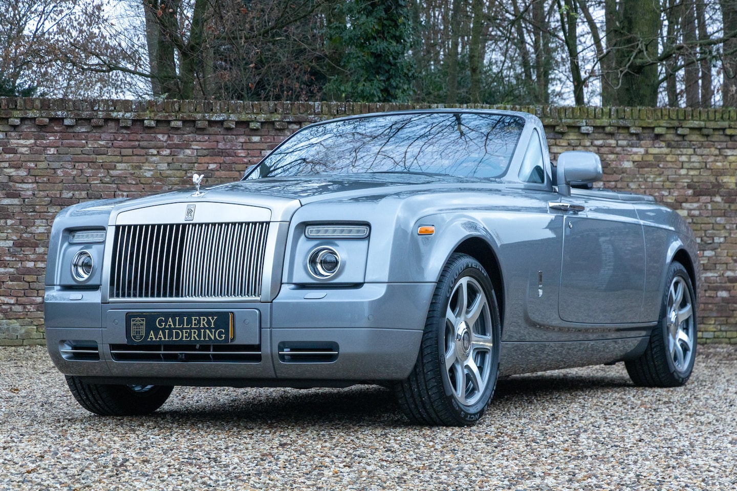 Rolls-Royce Phantom - Drophead Coupé "One of the finest" Livery in "Jubilee Silver" with Black/Creme Light leath - AutoWereld.nl