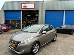 Peugeot 208 - 1.2 VTi Allure. HELE NIEUWE MOTOR IN GEGAAN