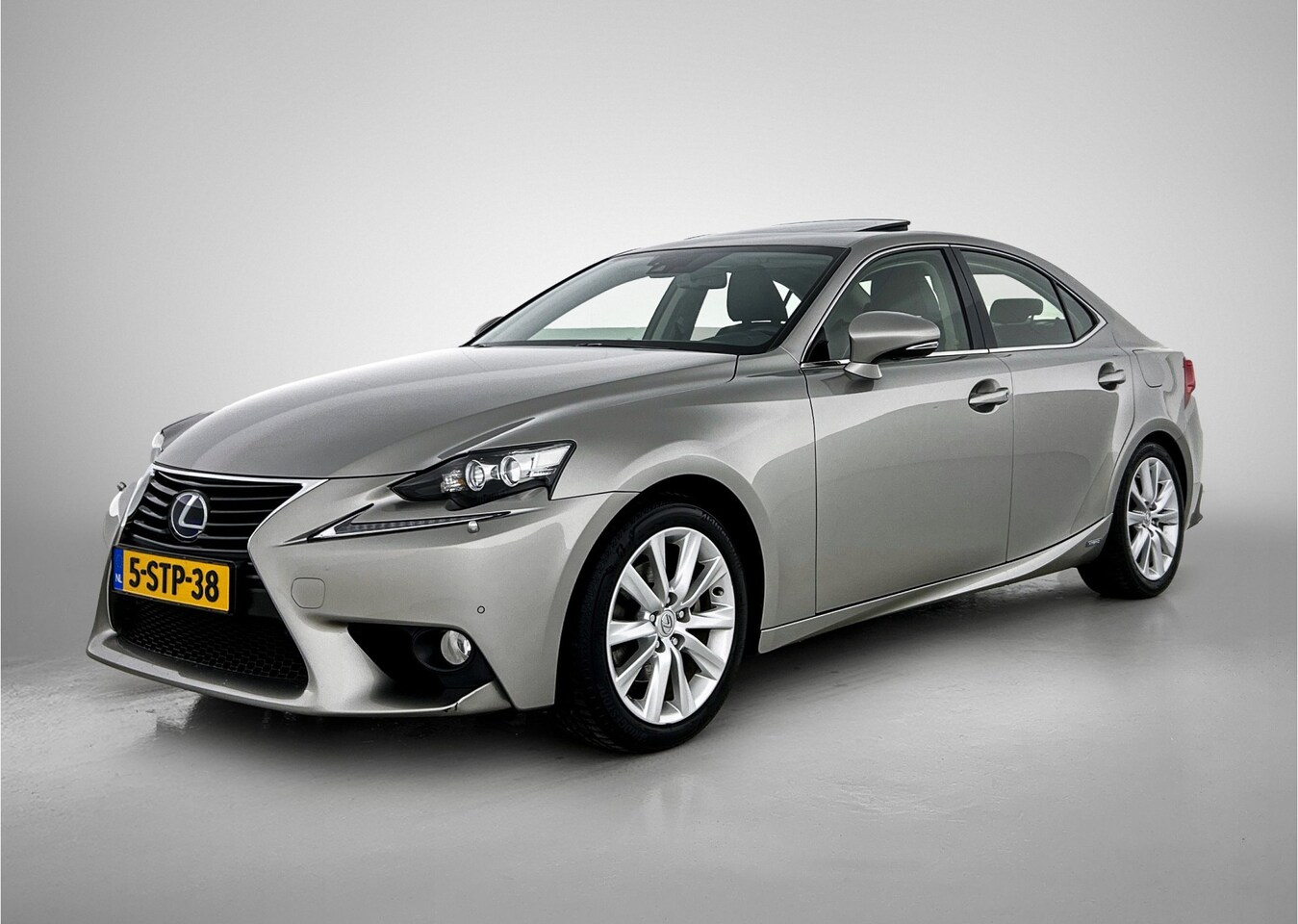 Lexus IS - 300h Luxury Line | Schuifdak | Stoelgeheugen | Leer | Parkeersensoren | - AutoWereld.nl