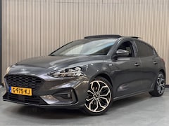 Ford Focus - 1.5 EcoBoost 182pk ST Line Panoramadak Trekhaak Navi B&O 18" LM velgen Privacy Glass NL-Au