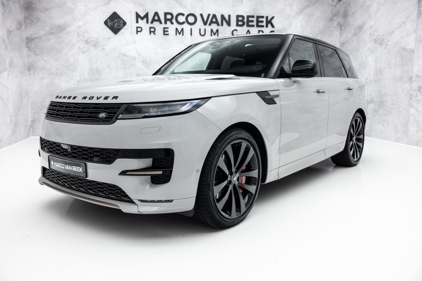 Land Rover Range Rover Sport - 3.0 P460e Dynamic SE PHEV | Pano | 23" | Borasco Grey | E-Trekhaak - AutoWereld.nl