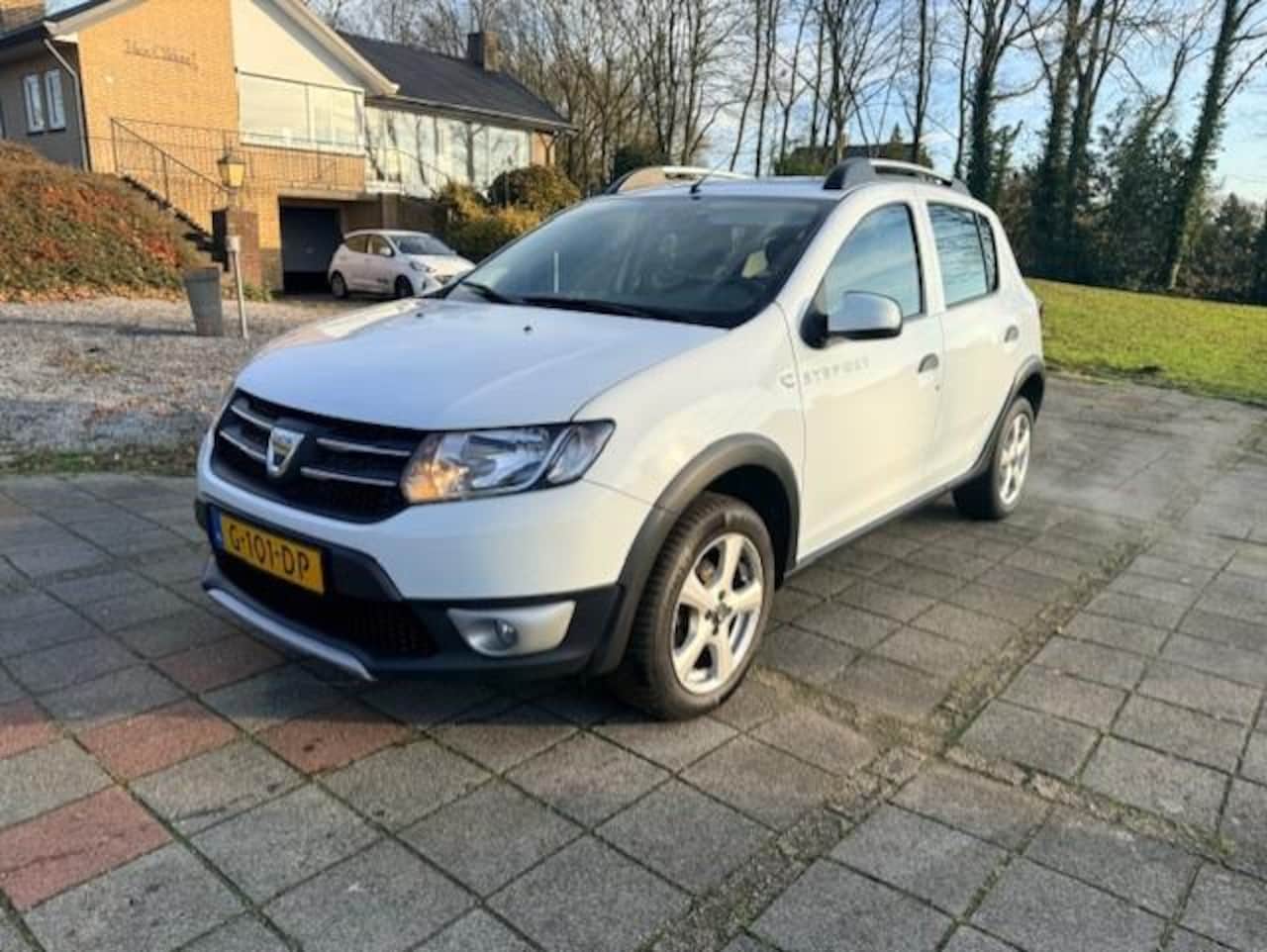 Dacia Sandero Stepway - 0.9 TCe Lauréate 5DRS/AIRCO/NAVI/CRUISE/ELEK.RAMEN - AutoWereld.nl