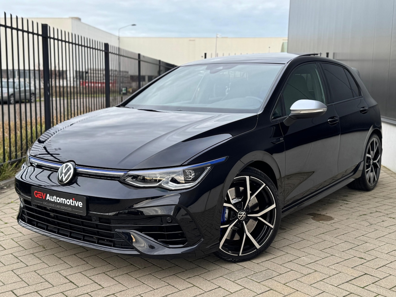 Volkswagen Golf - 2.0 TSI R 4Motion Pano | Akrapovic | Harman & Kardon - AutoWereld.nl