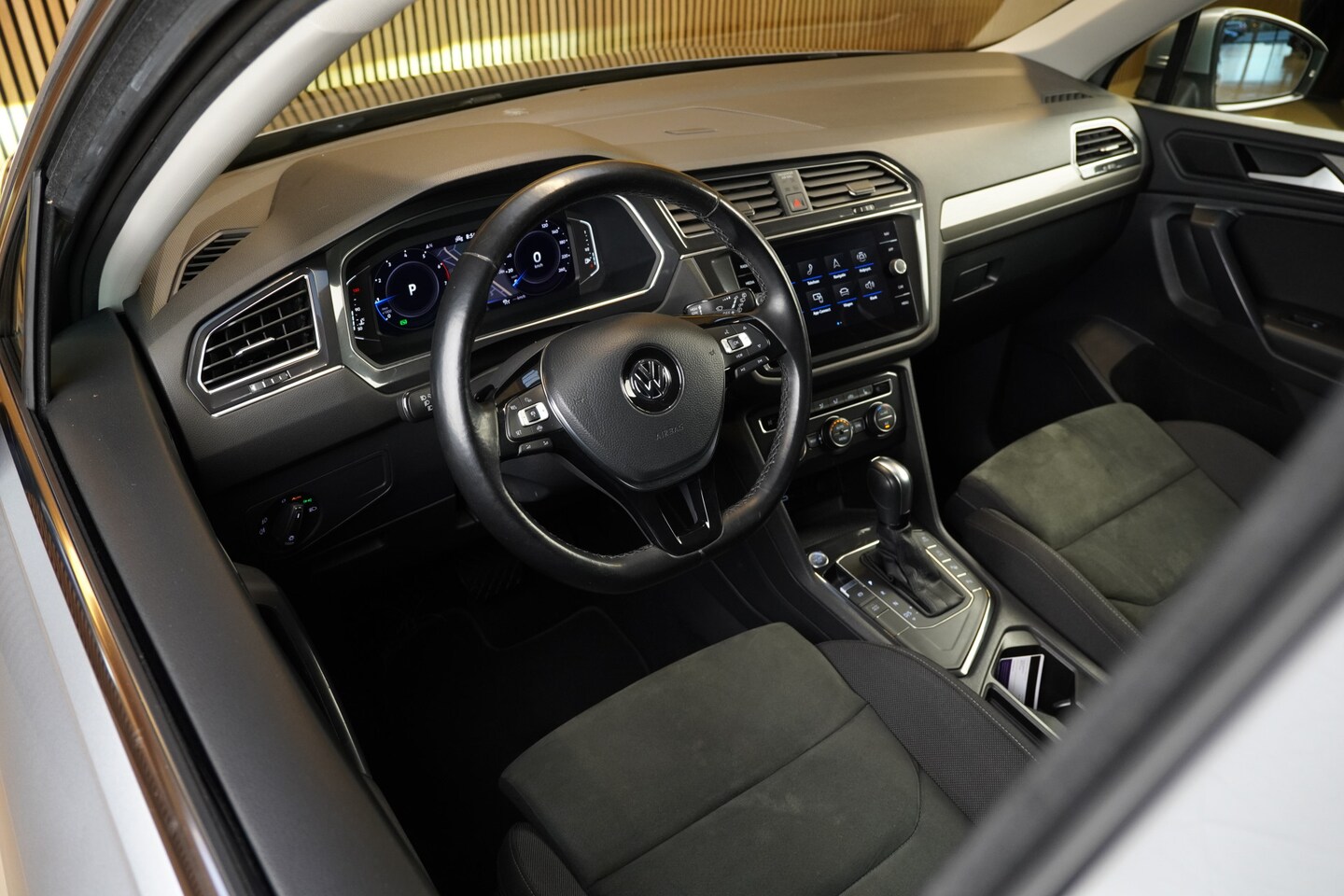 Volkswagen Tiguan Allspace - 1.5TSI/150pk R-Line 7persoons|2021|LED|Virtual Cockpit|Trekhaak|Cruise+ACC|PDC+Camera - AutoWereld.nl