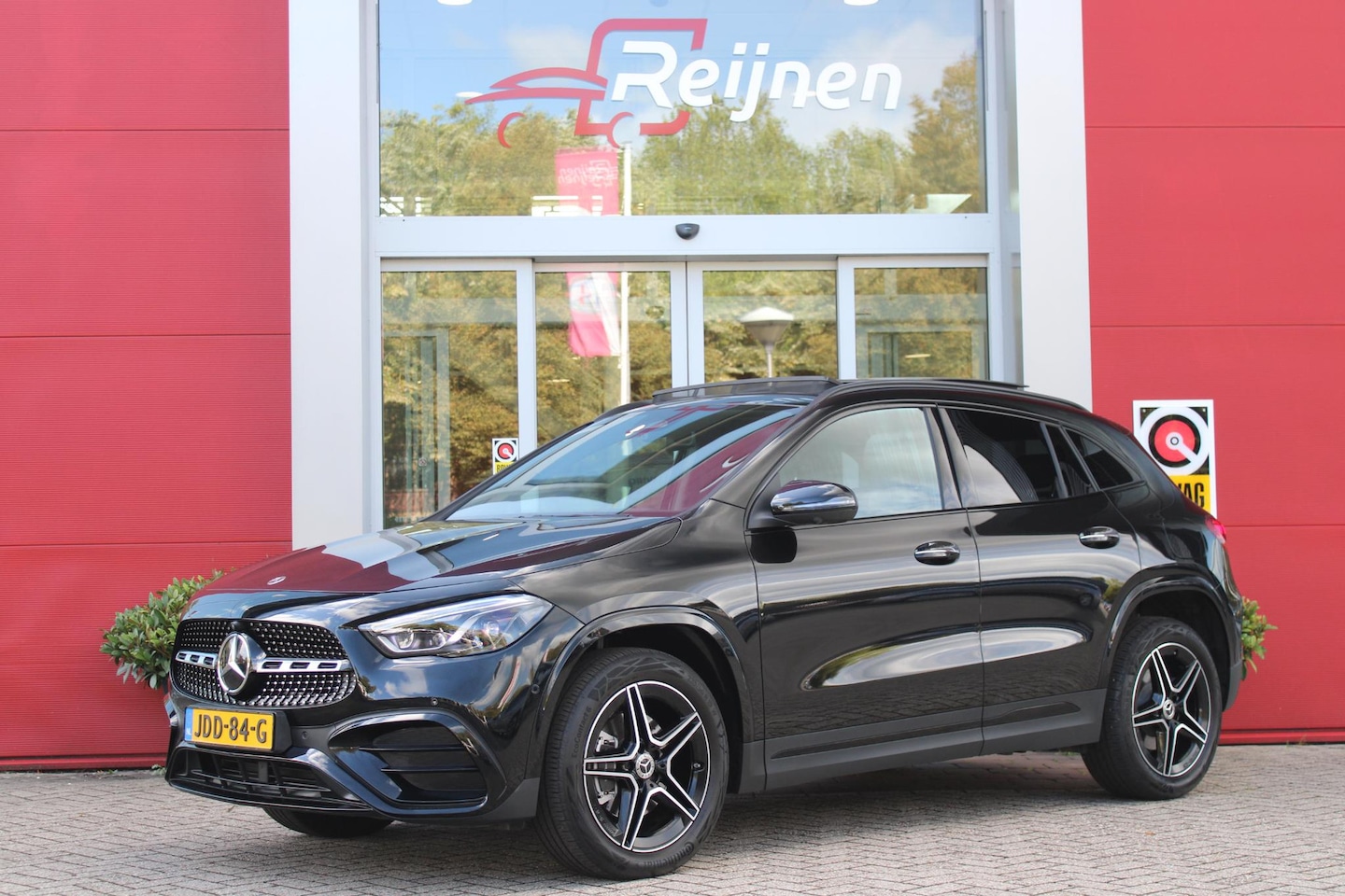 Mercedes-Benz GLA-Klasse - 250 e AMG LINE "NIEUW MODEL!" | PANORAMISCH SCHUIF/KANTEL DAK | ELEKTRISCH BEDIENBARE VOOR - AutoWereld.nl