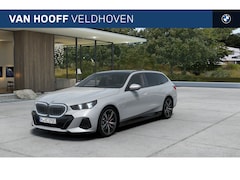 BMW 5-serie Touring - 530e M Sport Automaat / Panoramadak / Trekhaak / Adaptieve LED / Comfort Access / Parking