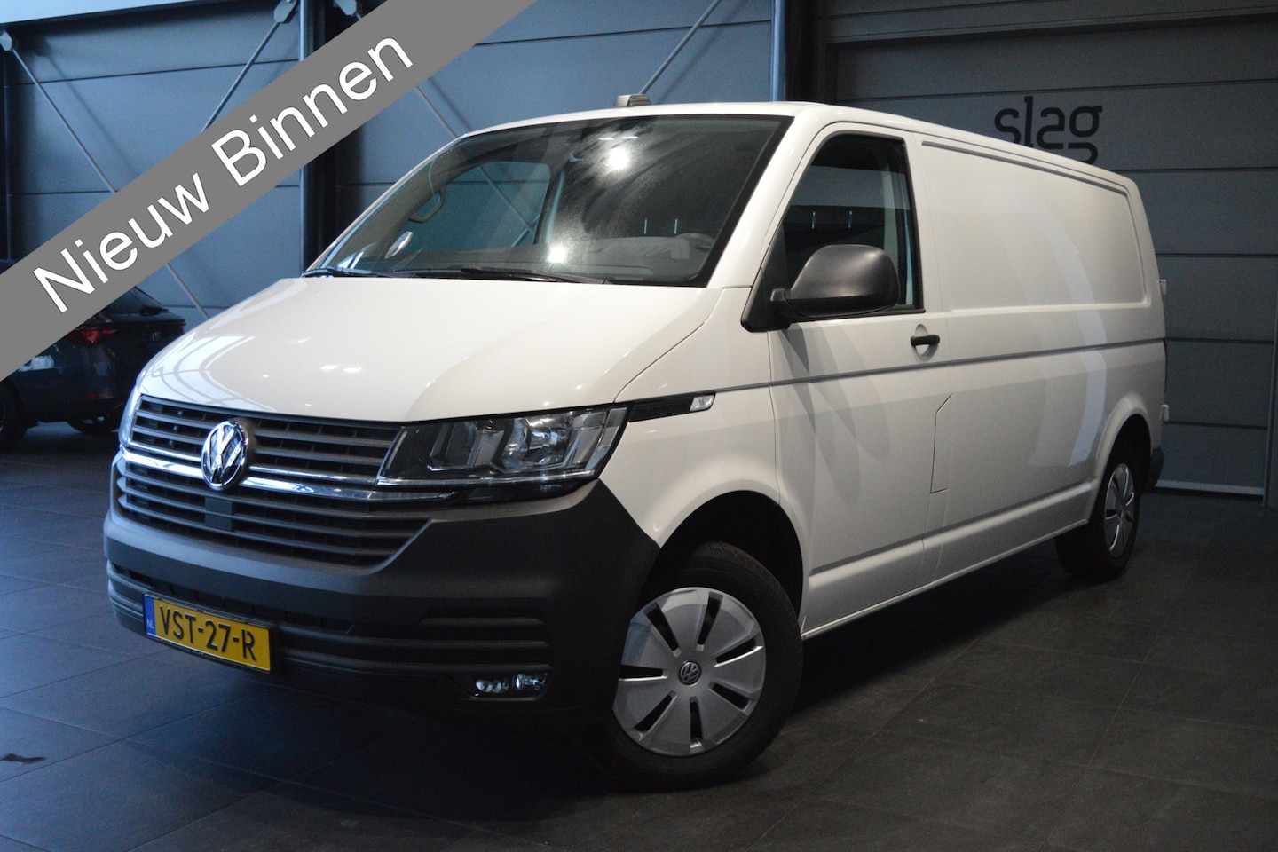 Volkswagen Transporter - 2.0 TDI L2H1 airco cruise app connect trekhaak 150 pk !! - AutoWereld.nl