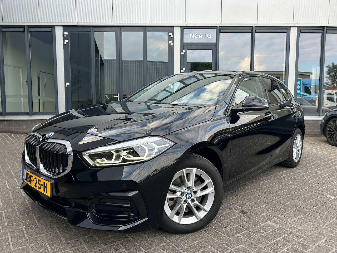 BMW 1-serie - 118i Business Edition Plus Appel Carplay | Sportstoelen Half Leer | AMBIENT Verlichting - AutoWereld.nl