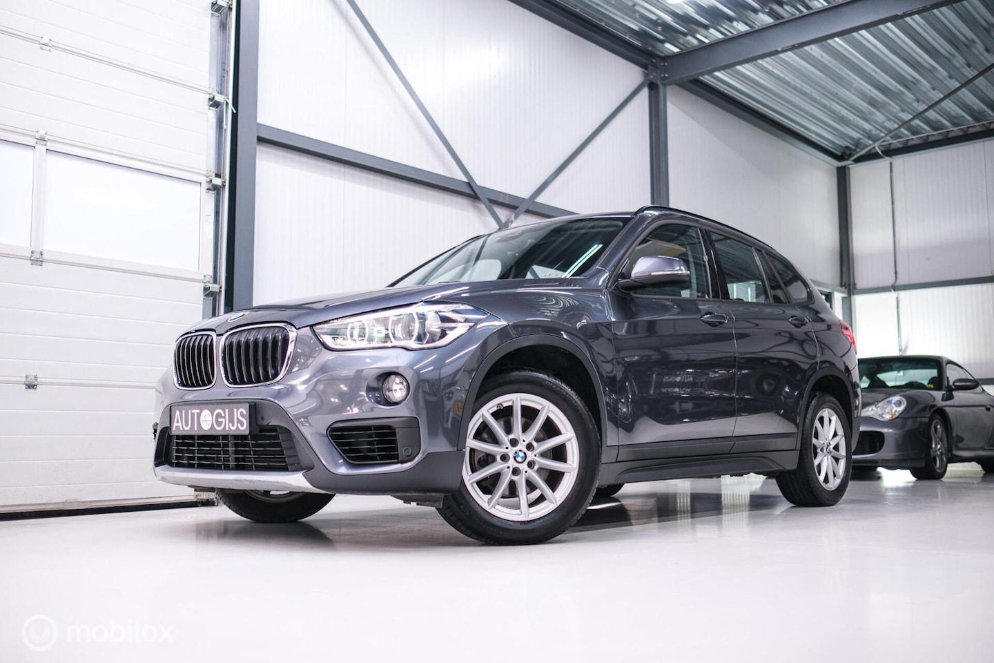 BMW X1 - sDrive18i High Executive | 1e eigenaar | Dealer OH | Trekhaak | Leder | Sportstoelen | HUD - AutoWereld.nl