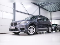 BMW X1 - sDrive18i High Executive | 1e eigenaar | Dealer OH | Trekhaak | Leder | Sportstoelen | HUD