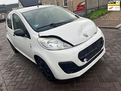 Peugeot 107 - 1.0 Access / 2013 voorschade
